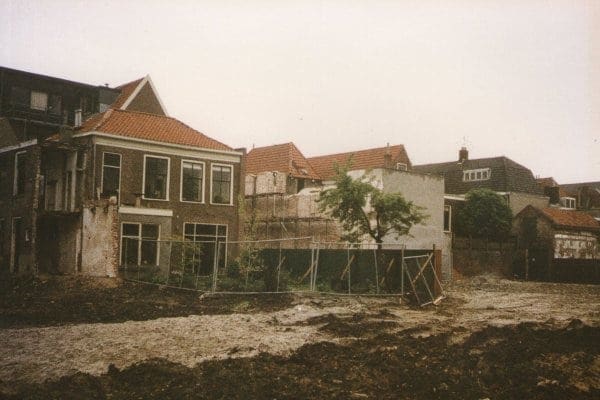 Een foto van de achterkant van het sloopterrein uit 1986