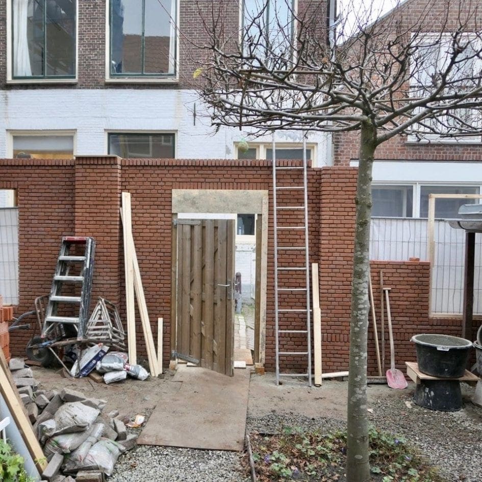 De tuinmuur is grotendeels klaar.