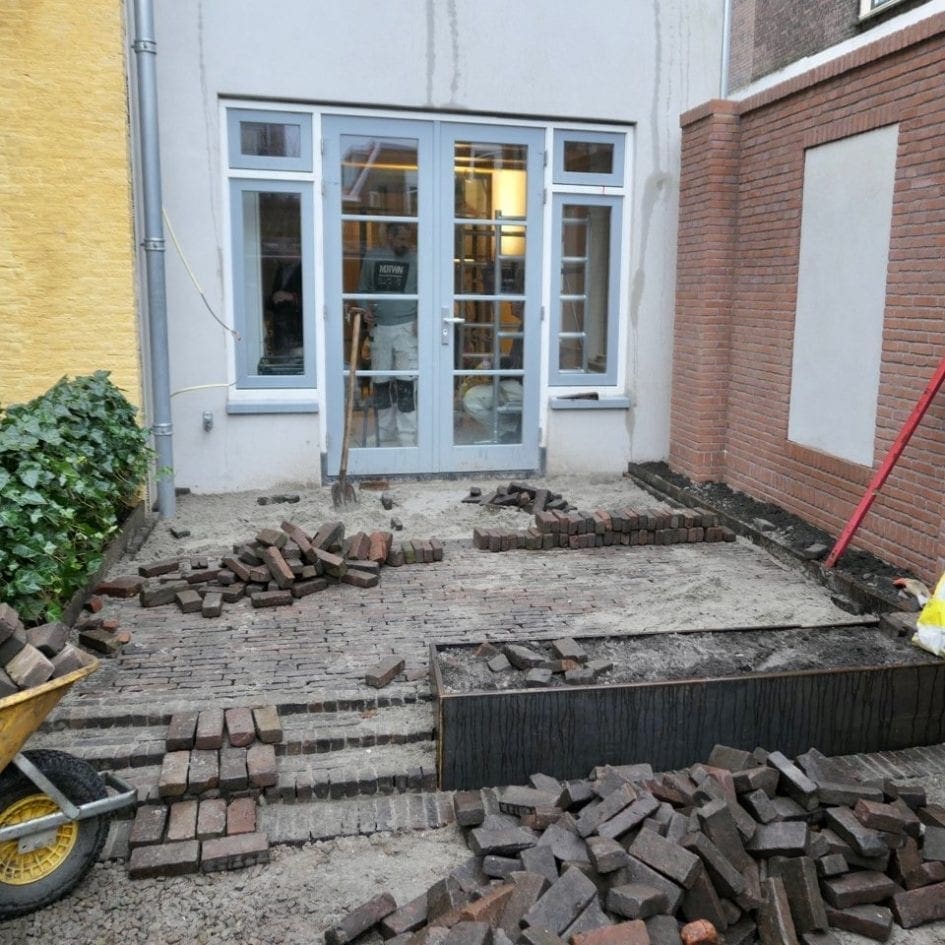 Er wordt gewerkt aan het terras van Hogewoerd 63.