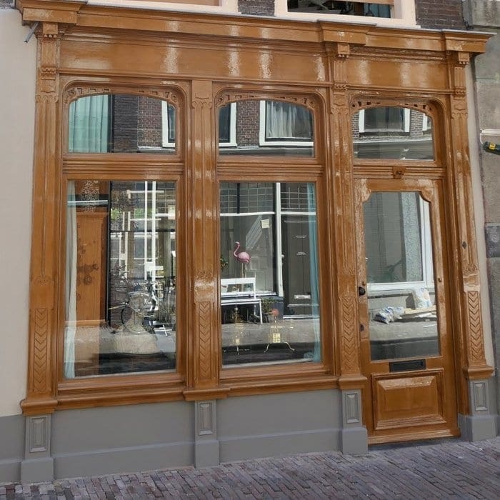 De winkelpui van Hogewoerd 63 is nu helemaal klaar.