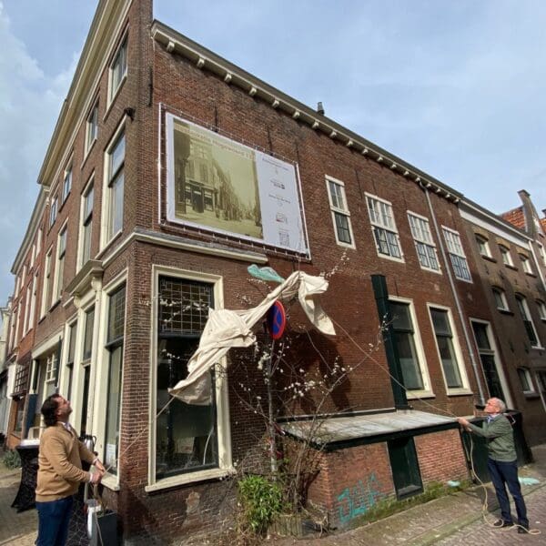 De onthulling van het informatiebord bij Hogewoerd 132