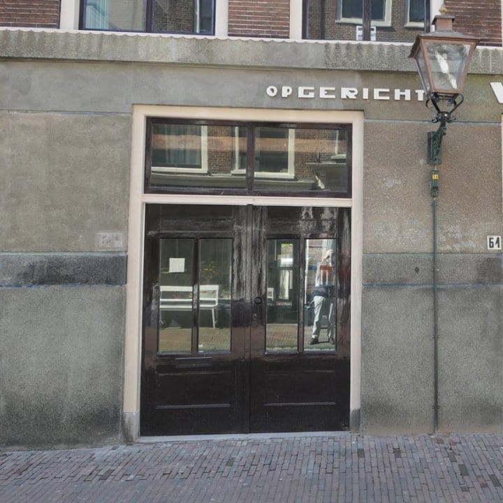 De beschadigingen aan de onderpui van de voormalige wijnkoperij zijn al grotendeels weggewerkt.