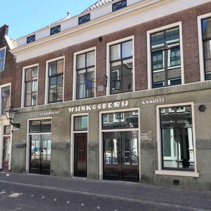 De onderpui van de voormalige wijnkoperij in juli 2018