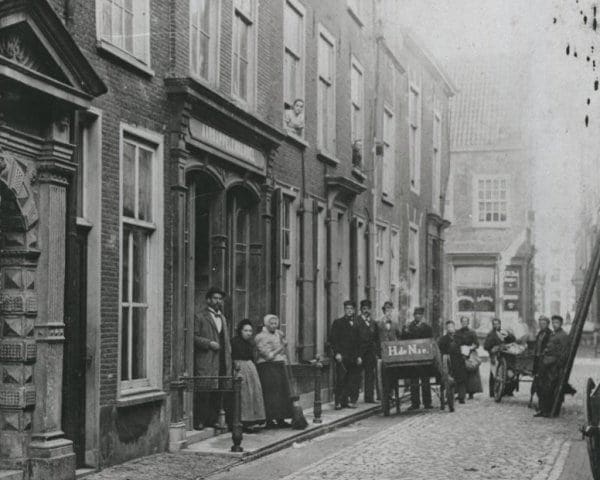 De Lokhorststraat gezien vanaf het Gerecht circa 1885