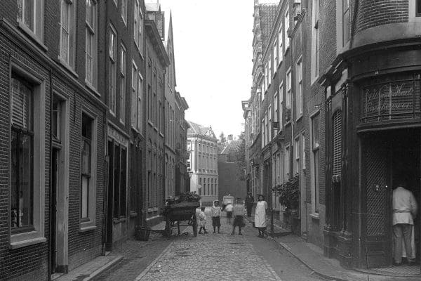 De Lokhorststraat gezien vanaf de Pieterskerkgracht rond 1880