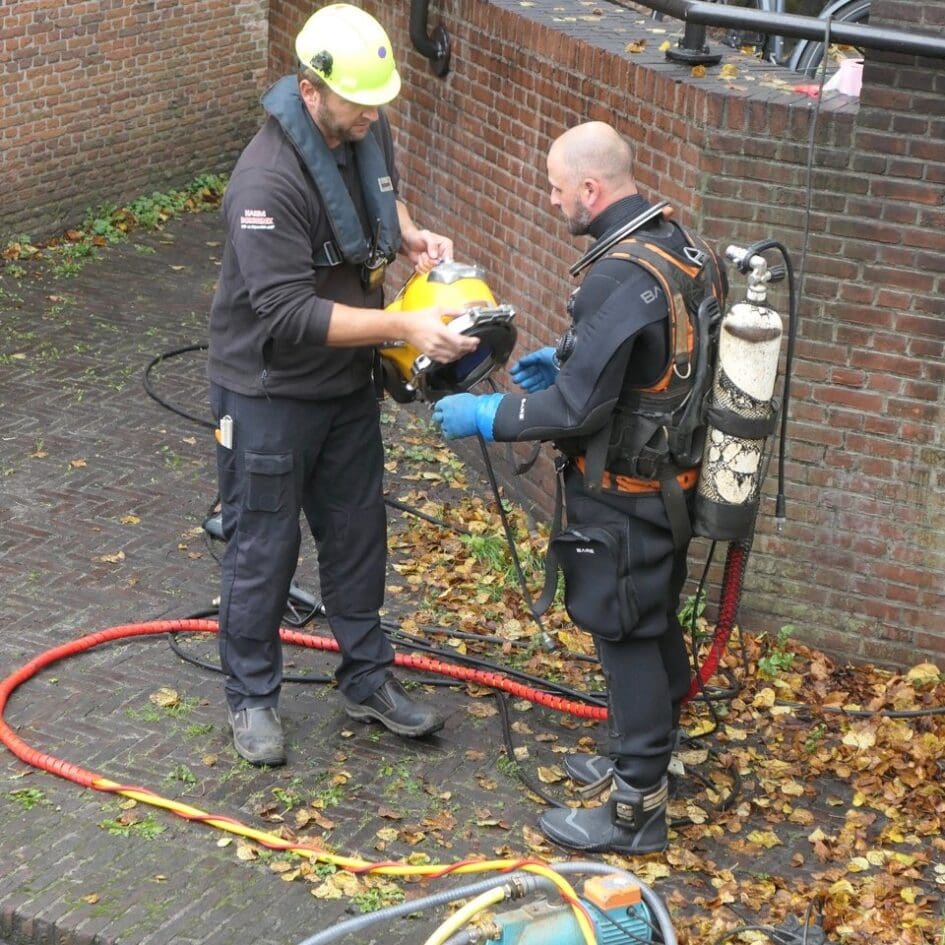 De duiker en zijn collega voor de afdaling in het water